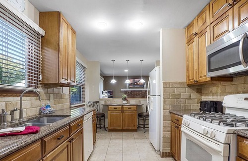 Fox Valley Casa | Naperville Rental - Woodview Ln