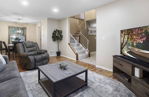 Fox Valley Casa | Naperville Rental - Woodview Ln