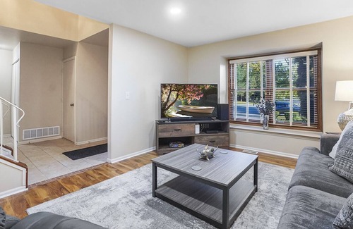 Fox Valley Casa | Naperville Rental - Woodview Ln