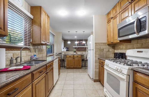 Fox Valley Casa | Naperville Rental - Woodview Ln