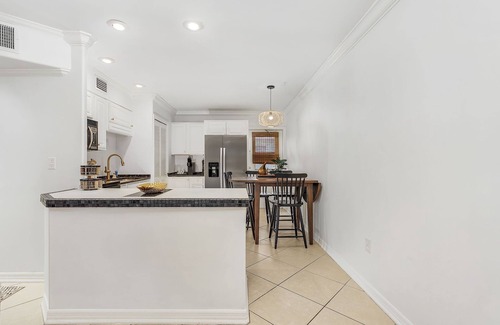 Coquina Sands Condominio | Naples 2-BDRM Condo, SuperClean, Patio, Lake Park!