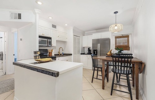 Coquina Sands Condominio | Naples 2-BDRM Condo, SuperClean, Patio, Lake Park!