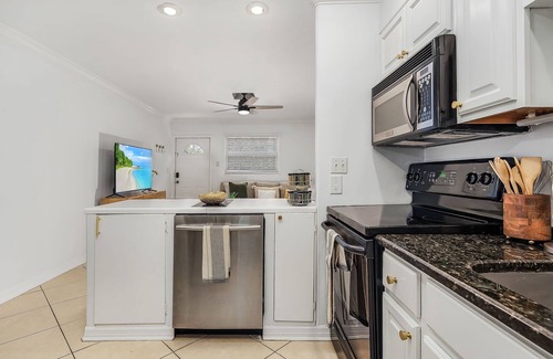 Coquina Sands Condominio | Naples 2-BDRM Condo, SuperClean, Patio, Lake Park!