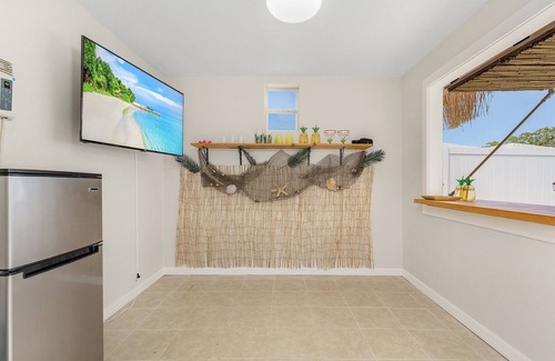 Central Naples Casa | Naples 3 BDRM/Big Htd Pool/Tiki Bar/BBQ