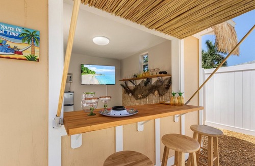 Central Naples Casa | Naples 3 BDRM/Big Htd Pool/Tiki Bar/BBQ