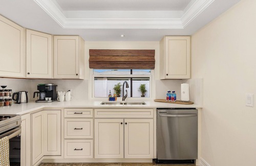 Central Naples Casa | Naples 3 BDRM/Big Htd Pool/Tiki Bar/BBQ