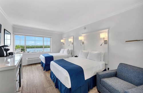 Redevelopment Area Complejo | Naples Bay Retreat: 4 Comfortable Units with Bay View! Outdoor Pool & Hot Tub!