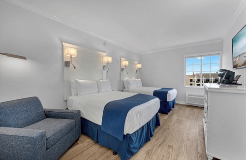 Redevelopment Area Complejo | Naples Bay Retreat: 4 Comfortable Units with Bay View! Outdoor Pool & Hot Tub!