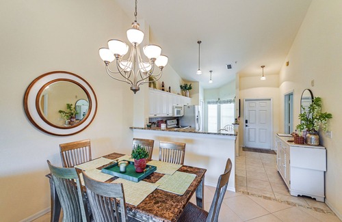 Ole Condominio | Naples Condo 10 Mi to Beach: Pool & Hot Tub Access
