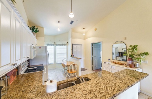 Ole Condominio | Naples Condo 10 Mi to Beach: Pool & Hot Tub Access