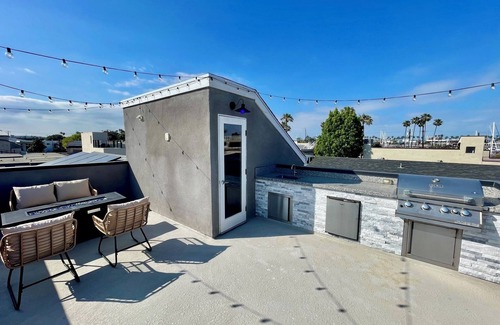 Harbor Casa | Naples Island rooftop deck/bbq AC & 2 car garage