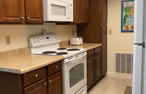 East Naples Condominio | Nuevo listado - precios de introducción! Actualizado 2 dormitorios, 2 baños condominio en la hermosa Nápoles!