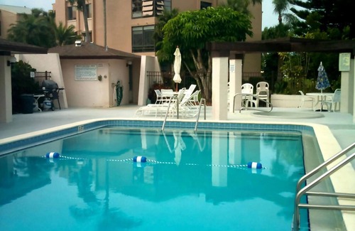 East Naples Condominio | Nuevo listado - precios de introducción! Actualizado 2 dormitorios, 2 baños condominio en la hermosa Nápoles!