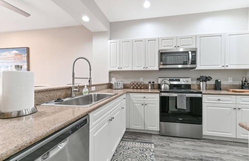 Naples Condominio | Naples lake view condo at Lely golf resort!