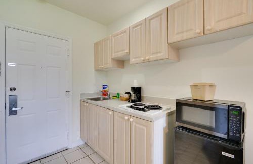Naples Apartamento | Naples Oasis with Screened Porch and Tennis Court!