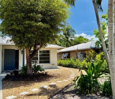 Naples Park Casa | Naples Park Cottage 106th 6 blocks off ocean