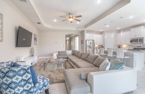 Naples Casa | 🌴 Naples Reserve Lakeview Escape | Lanai w/ Pool & Hot Tub, Outdoor Kitchen, EV & Pet Friendly