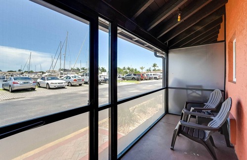 Naples Condominio | Naples Retreat w/ Screened Porch + Charcoal Grill
