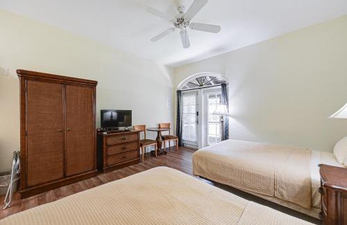 Naples Apartamento | Naples Studio with Canal Access!