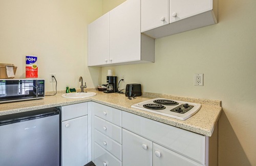 Naples Apartamento | Naples Vacation Rental Studio in Resort Community