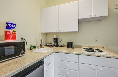 Naples Apartamento | Naples Vacation Rental Studio in Resort Community