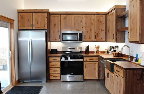 McIntosh County Cabina | Napoleon Cottage: Lakefront Stay on Dry Lake, ND - Beach, Sauna, Pontoon & More