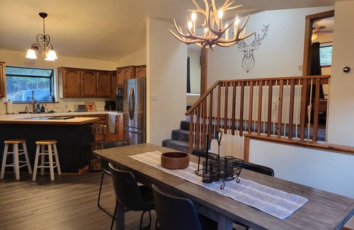 Springville Cabina | Nara Lodge - Modern 3br/2ba w/game room, pool table and WiFi.