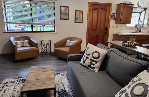 Springville Cabina | Nara Lodge - Modern 3br/2ba w/game room, pool table and WiFi.