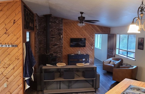 Springville Cabina | Nara Lodge - Modern 3br/2ba w/game room, pool table and WiFi.