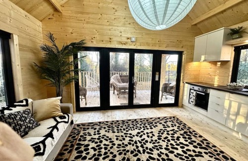 Hagwothingham Cabina | Narnia - a picture-perfect private woodland escape