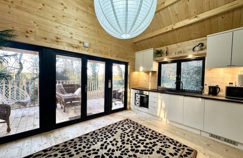 Hagwothingham Cabina | Narnia - a picture-perfect private woodland escape