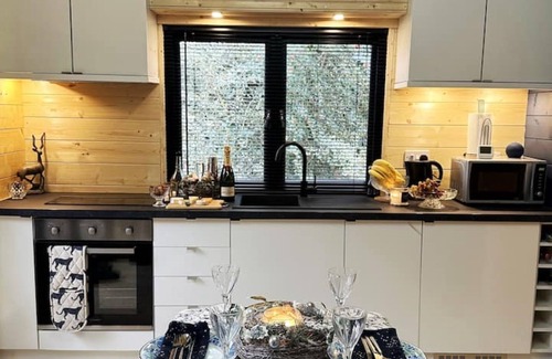 Hagwothingham Cabina | Narnia - a picture-perfect private woodland escape