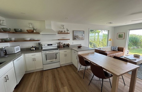 Saunderstown Casa | Narragansett Bay waterfront cottage with private beach access just renovated!