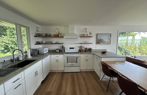 Saunderstown Casa | Narragansett Bay waterfront cottage with private beach access just renovated!