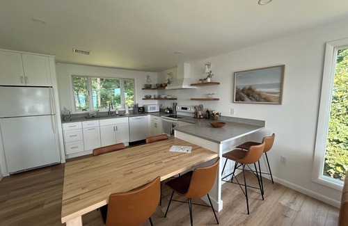 Saunderstown Casa | Narragansett Bay waterfront cottage with private beach access just renovated!