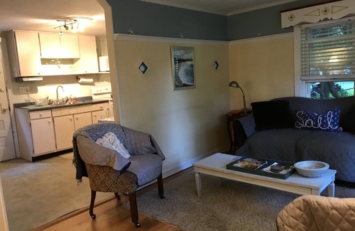 Saunderstown Casa | Narragansett Lake Cottage Right Next to Bonet Shores.