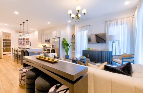 Katie Hill Neighborhood Casa | Nash Luxe Party! 13 Beds - Priv Hot Tub/Game Room!