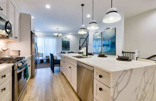 Katie Hill Neighborhood Casa | Nash Luxe Party! 13 Beds - Priv Hot Tub/Game Room!
