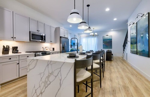 Katie Hill Neighborhood Casa | Nash Luxe Party! 13 Beds - Priv Hot Tub/Game Room!