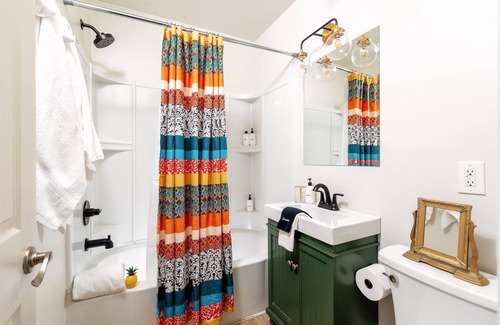 Eighth Avenue Condominio | Hip Studio con piscina para el verano ❤️ Mins to Downtown Nashville