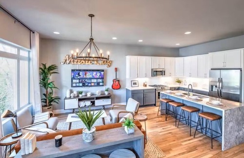 Haynes Area Casa | Nashville Skyline View with a Rooftop Deck that Sleeps 13 People