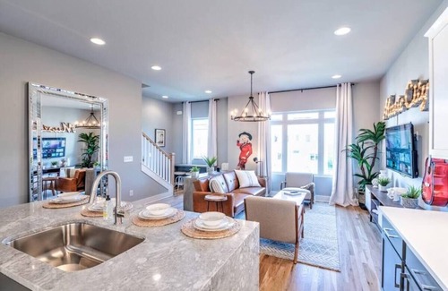 Haynes Area Casa | Nashville Skyline View with a Rooftop Deck that Sleeps 13 People