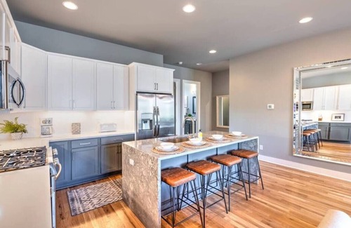 Haynes Area Casa | Nashville Skyline View with a Rooftop Deck that Sleeps 13 People
