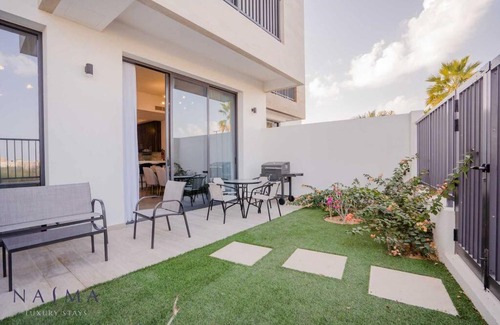 Mina Al Arab Apartamento | Nasma Luxury Stays - Waterfront Duplex Villa Minutes Away to the Beach