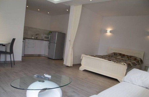Netanya Apartamento | Natanya elegante estudio a 500 metros del mar.