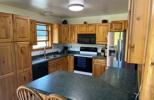 Hannibal Cabina | National Forest, Fishing, Trail riding, Hunting, Bars/Eatery and Pet-Friendly