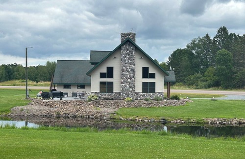 Hannibal Cabina | National Forest, Fishing, Trail riding, Hunting, Bars/Eatery and Pet-Friendly