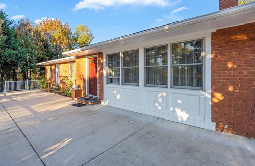 National Harbor Casa | Spacious Family Retreat: Top Location - Scenic Views – Patio – BBQ - Parking