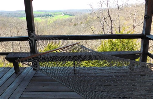 Dixon Cabina | Cabaña de madera nativa de Ozark encaramada sobre el pintoresco valle del río Gasconade