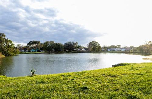 Seffner Community Alliance Casa | Natural Getaway with lake view and game room!
